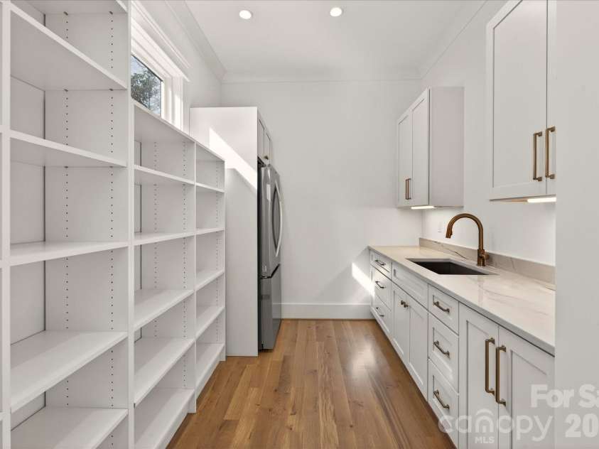 1714 Seifert Circle, Charlotte, NC 28205.  MLS# CAR4351054, YatesRealty ID 9714. Scullery