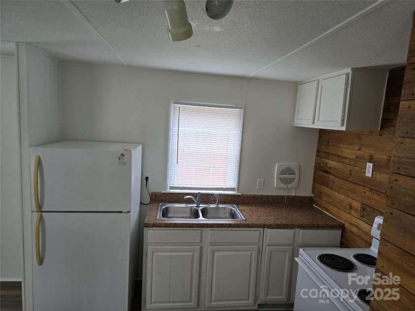 146 Riverview Boulevard, Lexington, NC 27292.  MLS# CAR4234839, YatesRealty ID 9716. 