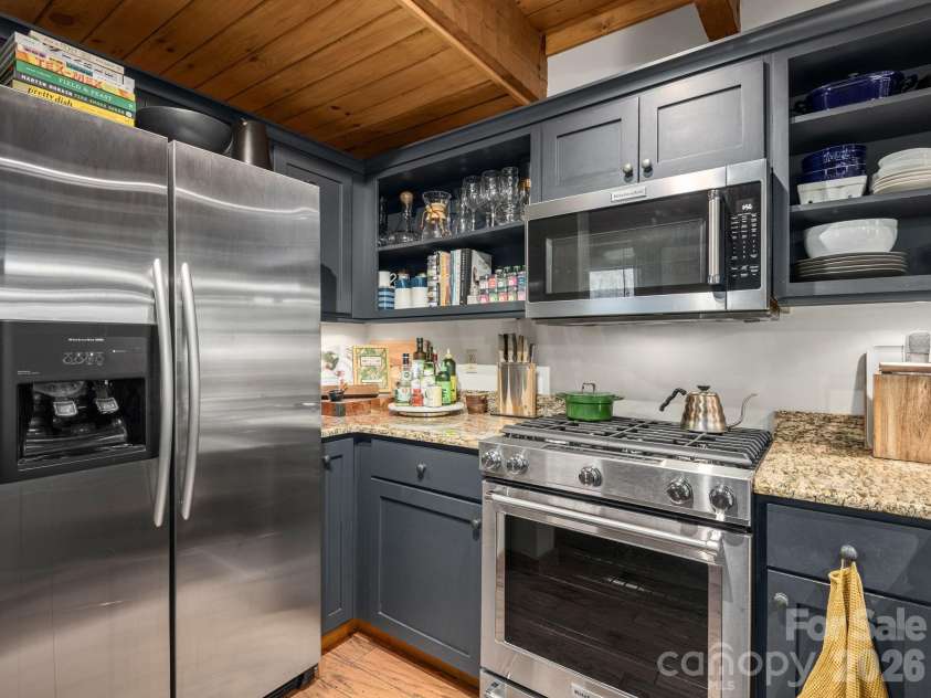181 Grinnin Sun Road, Burnsville, NC 28714.  MLS# CAR4356361, YatesRealty ID 9717. 