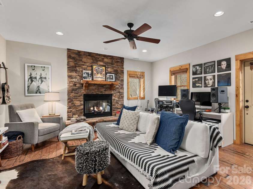 181 Grinnin Sun Road, Burnsville, NC 28714.  MLS# CAR4356361, YatesRealty ID 9717. 