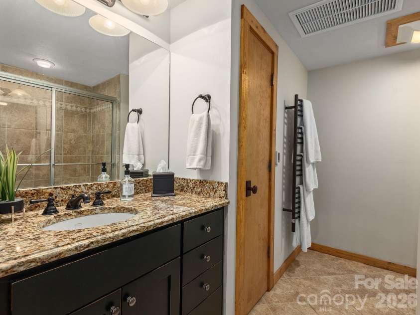 181 Grinnin Sun Road, Burnsville, NC 28714.  MLS# CAR4356361, YatesRealty ID 9717. 