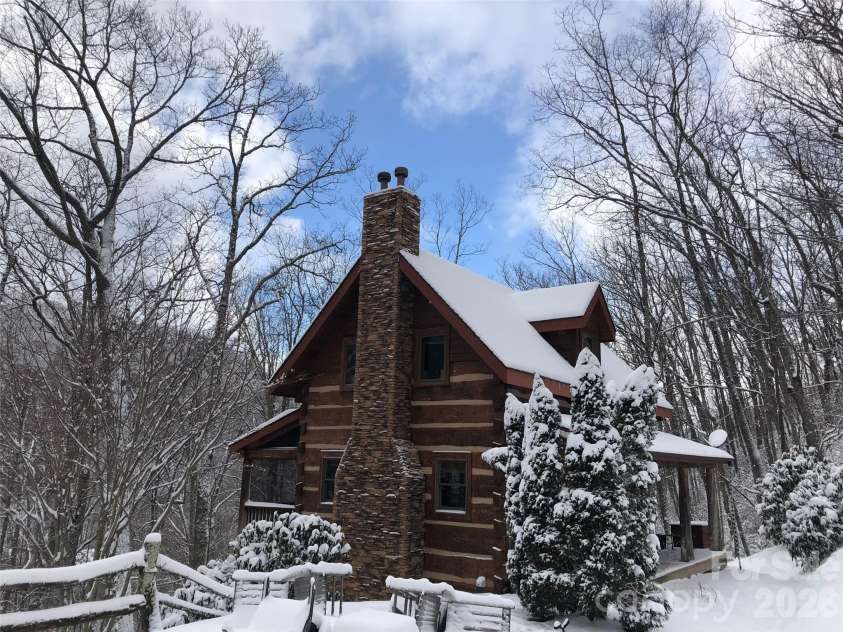 181 Grinnin Sun Road, Burnsville, NC 28714.  MLS# CAR4356361, YatesRealty ID 9717. 