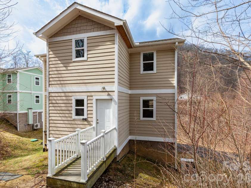 14 Lila Lane, Clyde, NC 28721.  MLS# CAR4355862, YatesRealty ID 9721. 