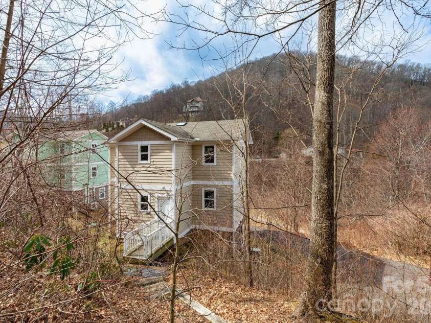 14 Lila Lane, Clyde, NC 28721.  MLS# CAR4355862, YatesRealty ID 9721. 