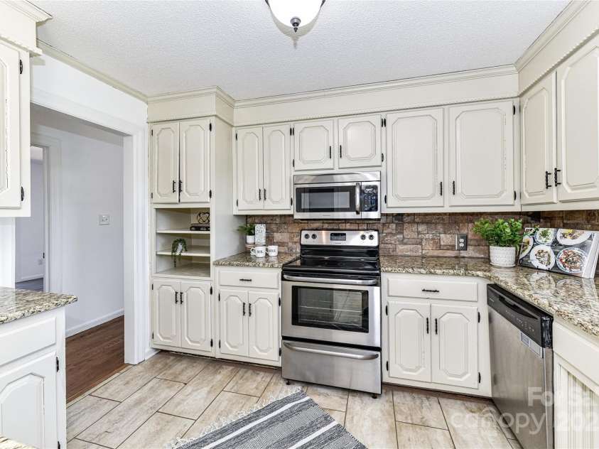 7770 Sherrills Ford Road, Sherrills Ford, NC 28673.  MLS# CAR4229083, YatesRealty ID 9721. Upgraded Kitchen features granite counters, stainless steel appliances, tile back splash, breakfast bar, plenty of cabinets for storage & breakfast area!