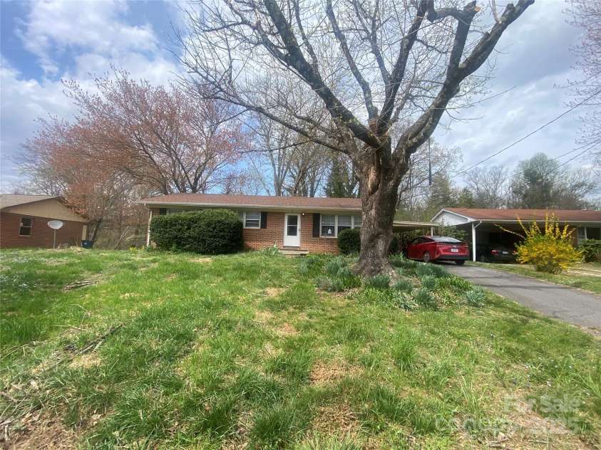 21 Birchwood Lane, Asheville, NC 28805.  MLS# CAR4242633, YatesRealty ID 9723. 