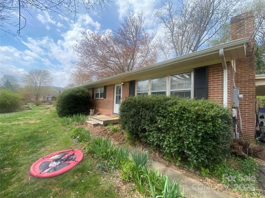 21 Birchwood Lane, Asheville, NC 28805.  MLS# CAR4242633, YatesRealty ID 9723. 