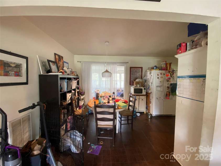 21 Birchwood Lane, Asheville, NC 28805.  MLS# CAR4242633, YatesRealty ID 9723. 