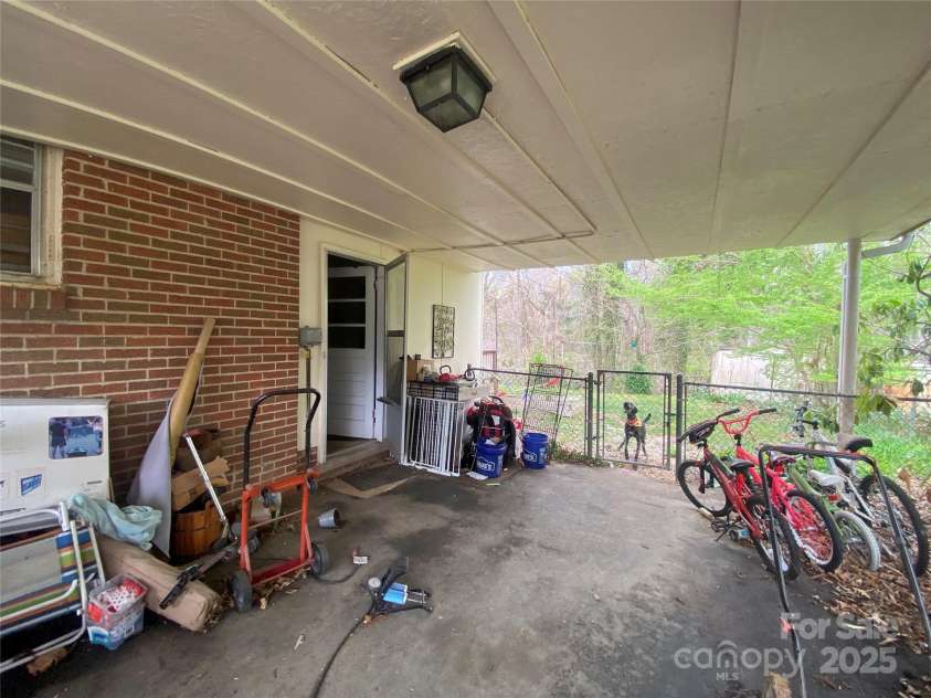 21 Birchwood Lane, Asheville, NC 28805.  MLS# CAR4242633, YatesRealty ID 9723. 