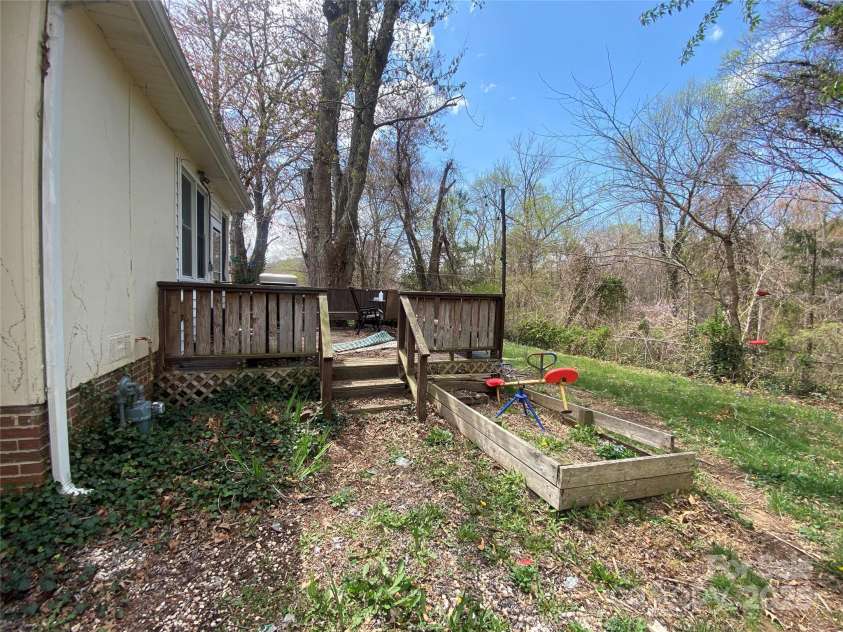 21 Birchwood Lane, Asheville, NC 28805.  MLS# CAR4242633, YatesRealty ID 9723. 