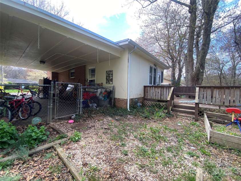 21 Birchwood Lane, Asheville, NC 28805.  MLS# CAR4242633, YatesRealty ID 9723. 