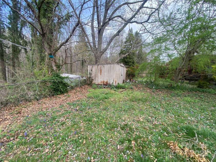 21 Birchwood Lane, Asheville, NC 28805.  MLS# CAR4242633, YatesRealty ID 9723. 