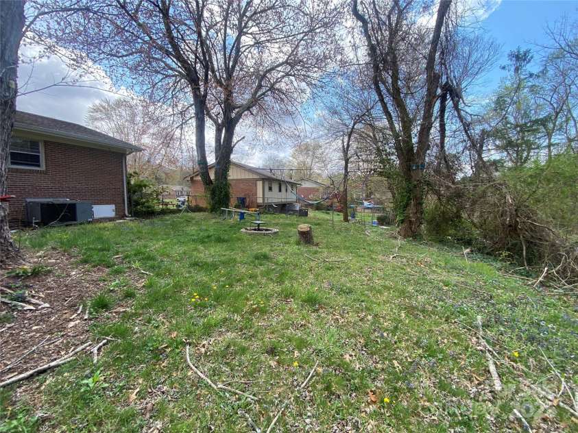 21 Birchwood Lane, Asheville, NC 28805.  MLS# CAR4242633, YatesRealty ID 9723. 