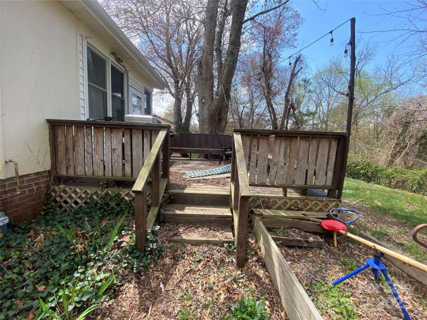 21 Birchwood Lane, Asheville, NC 28805.  MLS# CAR4242633, YatesRealty ID 9723. 