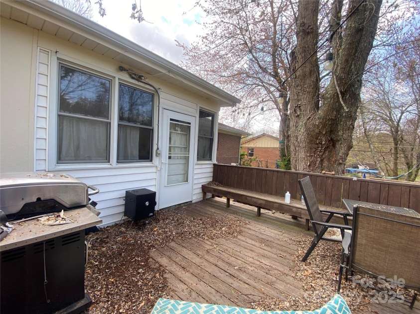 21 Birchwood Lane, Asheville, NC 28805.  MLS# CAR4242633, YatesRealty ID 9723. 