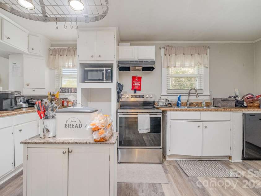 1013 East Drive, Gastonia, NC 28052.  MLS# CAR4241155, YatesRealty ID 9725. 