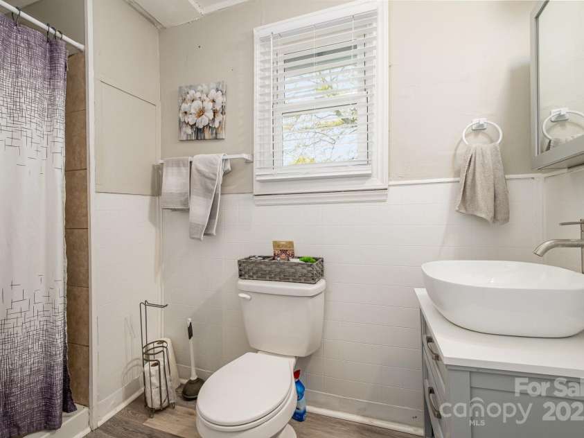 1013 East Drive, Gastonia, NC 28052.  MLS# CAR4241155, YatesRealty ID 9725. 