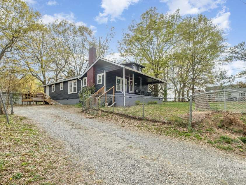 1013 East Drive, Gastonia, NC 28052.  MLS# CAR4241155, YatesRealty ID 9725. 