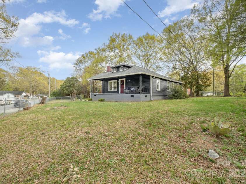 1013 East Drive, Gastonia, NC 28052.  MLS# CAR4241155, YatesRealty ID 9725. 