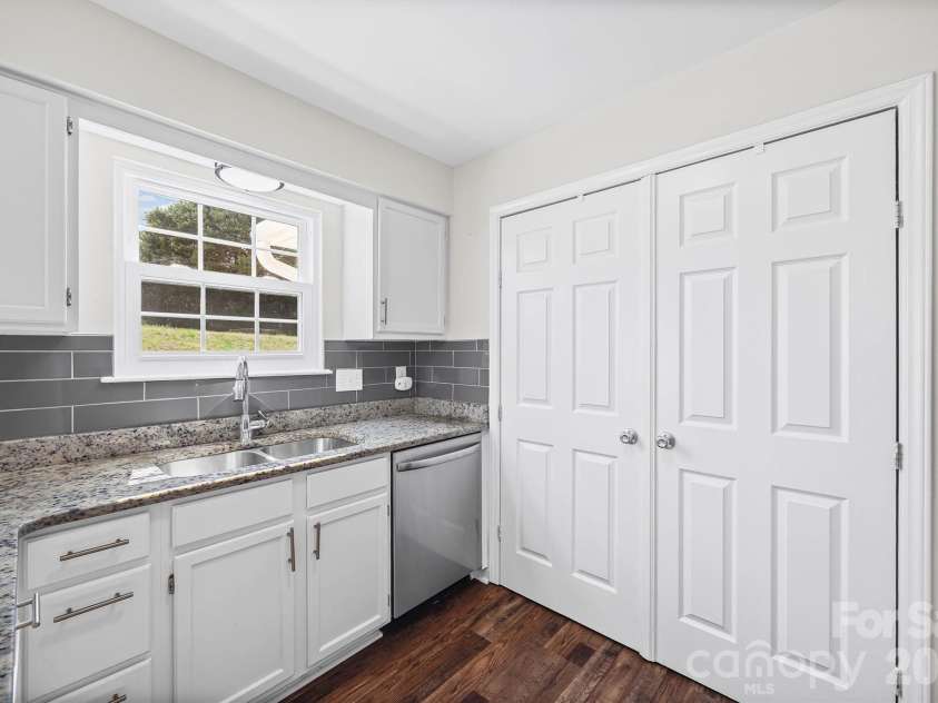6104 Sunbridge Court, Charlotte, NC 28269.  MLS# CAR4354225, YatesRealty ID 9725. 