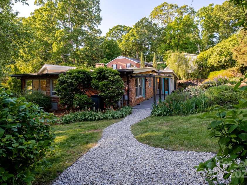 714 Larkhall Lane, Charlotte, NC 28211.  MLS# CAR4252235, YatesRealty ID 9732. 