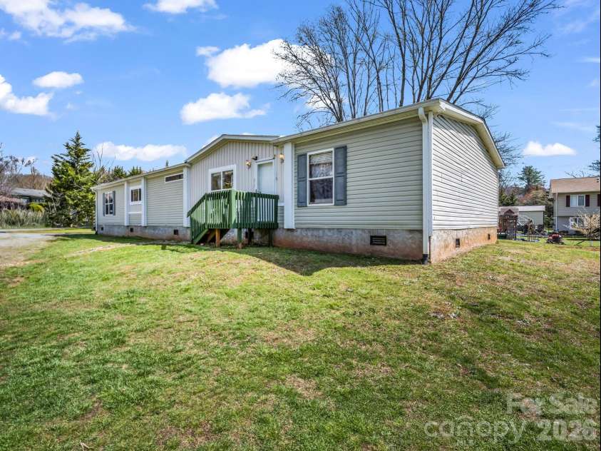 120 Quiet Stream Lane, Hendersonville, NC 28791.  MLS# CAR4360445, YatesRealty ID 9734. 