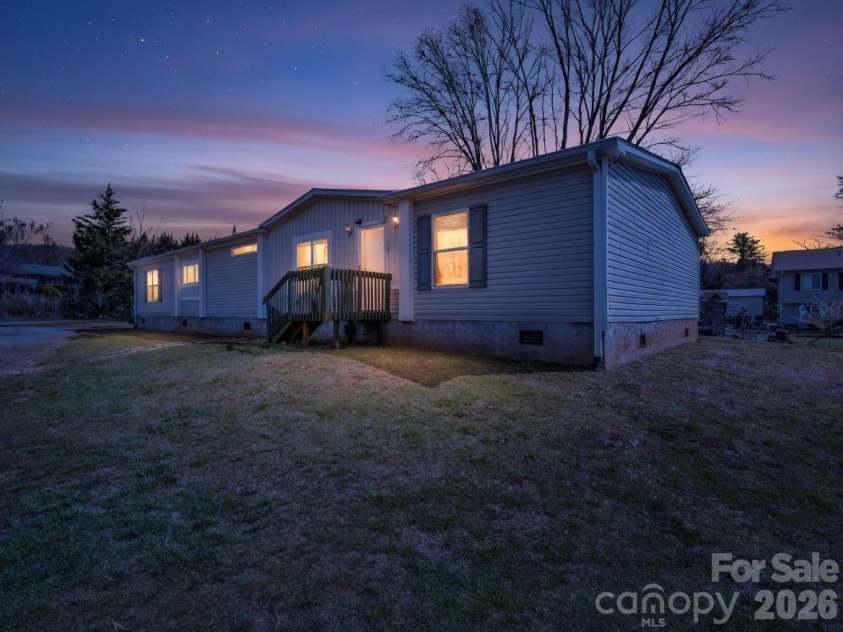 120 Quiet Stream Lane, Hendersonville, NC 28791.  MLS# CAR4360445, YatesRealty ID 9734. 