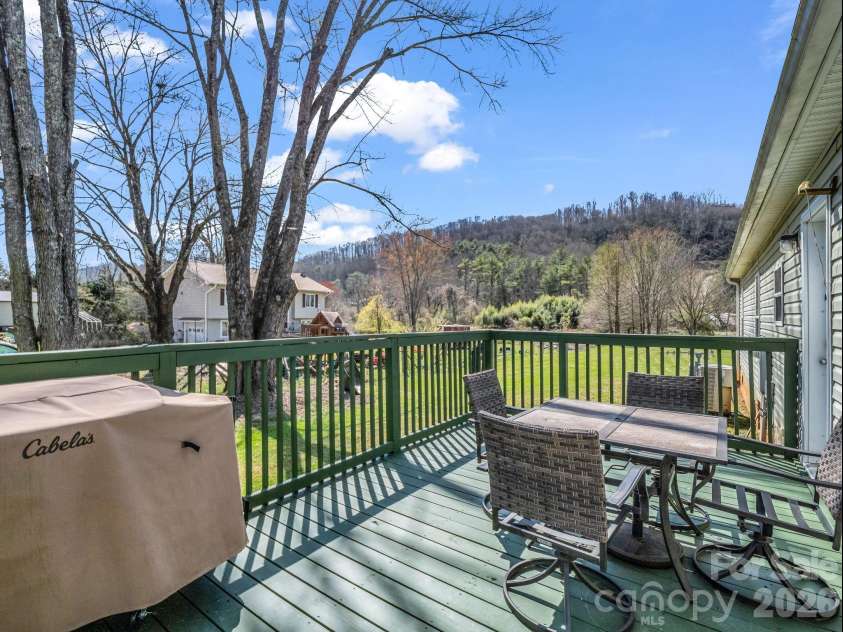 120 Quiet Stream Lane, Hendersonville, NC 28791.  MLS# CAR4360445, YatesRealty ID 9734. 