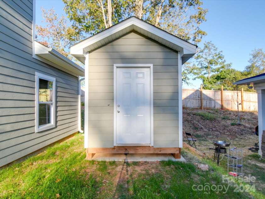 558 Geneva Circle, Gastonia, NC 28056.  MLS# CAR4186850, YatesRealty ID 9735. 