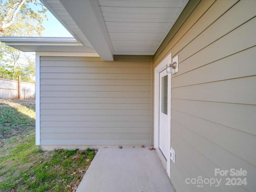558 Geneva Circle, Gastonia, NC 28056.  MLS# CAR4186850, YatesRealty ID 9735. 