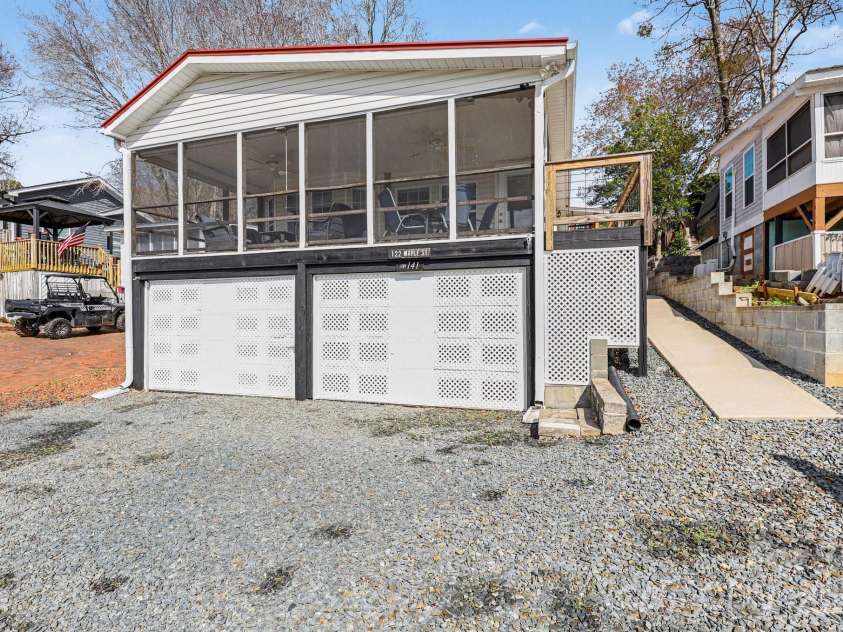122 Maple Street, New London, NC 28127.  MLS# CAR4281600, YatesRealty ID 9737. 
