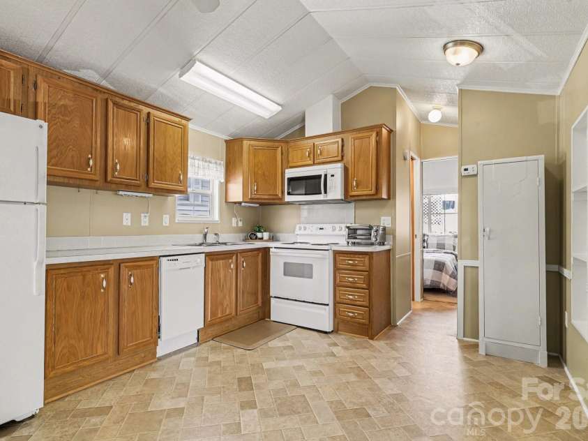 122 Maple Street, New London, NC 28127.  MLS# CAR4281600, YatesRealty ID 9737. 