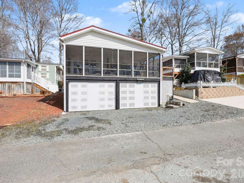 122 Maple Street, New London, NC 28127.  MLS# CAR4281600, YatesRealty ID 9737. 