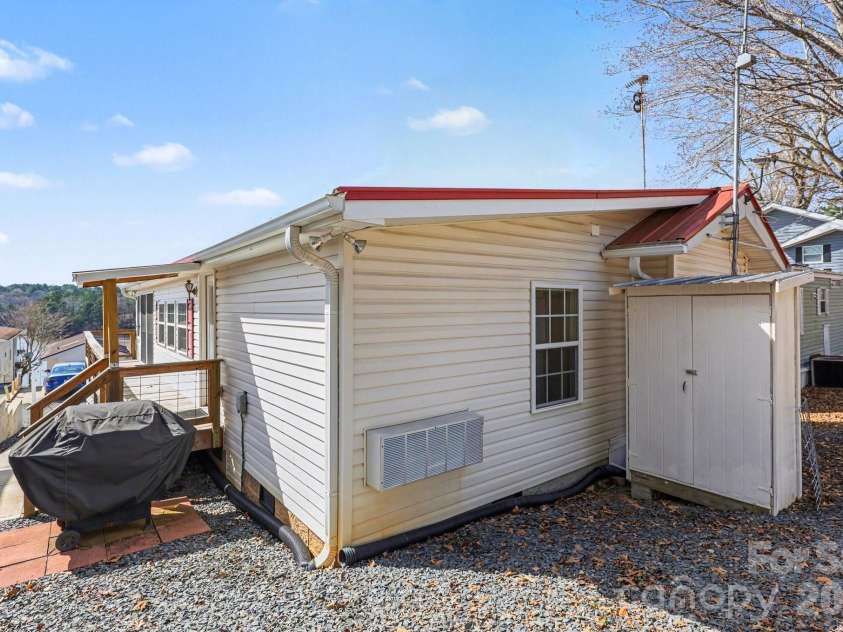 122 Maple Street, New London, NC 28127.  MLS# CAR4281600, YatesRealty ID 9737. 