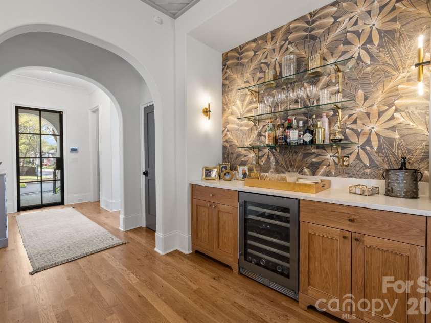 372 Hillside Avenue, Charlotte, NC 28209.  MLS# CAR4365456, YatesRealty ID 9739. 