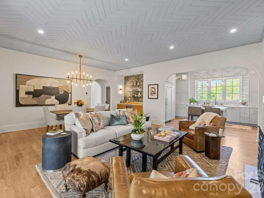 372 Hillside Avenue, Charlotte, NC 28209.  MLS# CAR4365456, YatesRealty ID 9739. 
