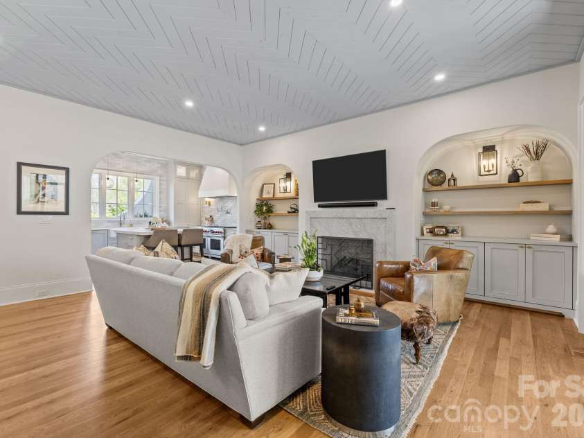 372 Hillside Avenue, Charlotte, NC 28209.  MLS# CAR4365456, YatesRealty ID 9739. 
