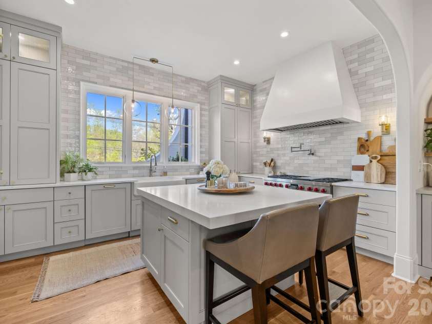 372 Hillside Avenue, Charlotte, NC 28209.  MLS# CAR4365456, YatesRealty ID 9739. 