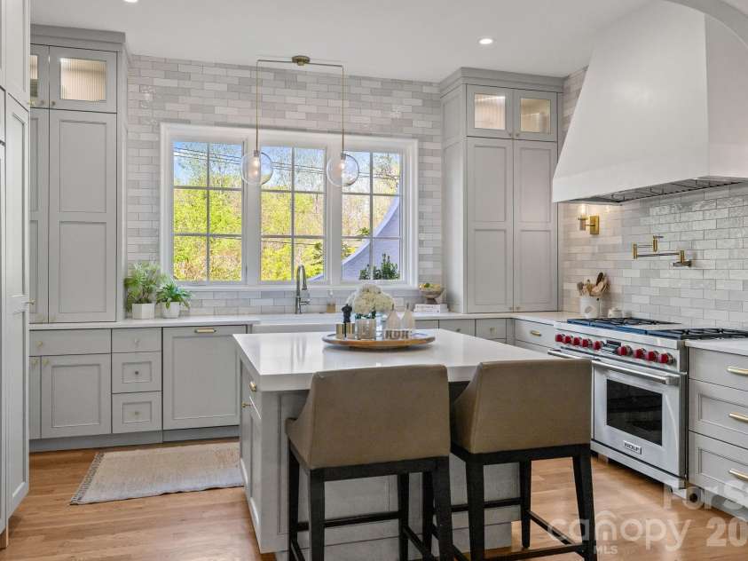 372 Hillside Avenue, Charlotte, NC 28209.  MLS# CAR4365456, YatesRealty ID 9739. 