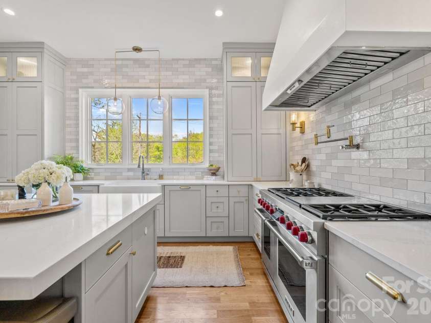372 Hillside Avenue, Charlotte, NC 28209.  MLS# CAR4365456, YatesRealty ID 9739. 