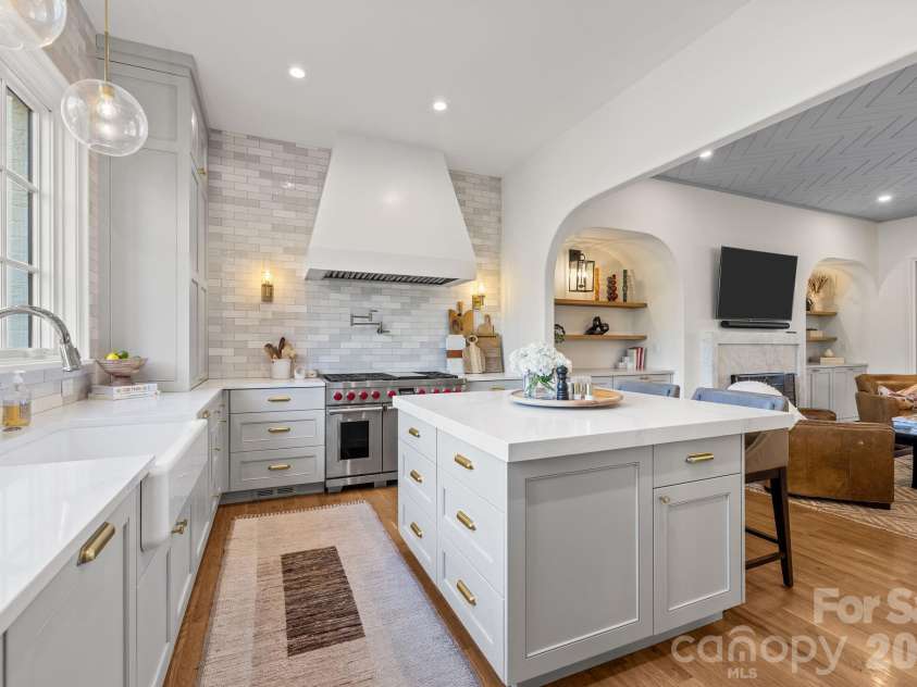 372 Hillside Avenue, Charlotte, NC 28209.  MLS# CAR4365456, YatesRealty ID 9739. 