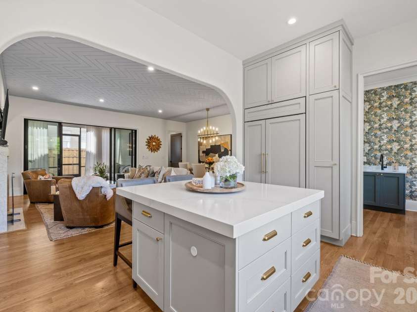 372 Hillside Avenue, Charlotte, NC 28209.  MLS# CAR4365456, YatesRealty ID 9739. 