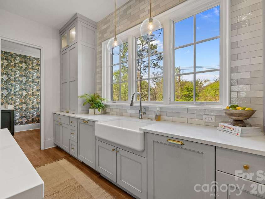 372 Hillside Avenue, Charlotte, NC 28209.  MLS# CAR4365456, YatesRealty ID 9739. 
