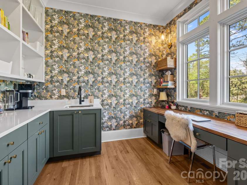 372 Hillside Avenue, Charlotte, NC 28209.  MLS# CAR4365456, YatesRealty ID 9739. 