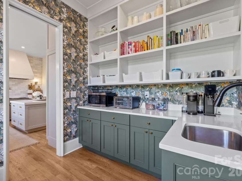 372 Hillside Avenue, Charlotte, NC 28209.  MLS# CAR4365456, YatesRealty ID 9739. 