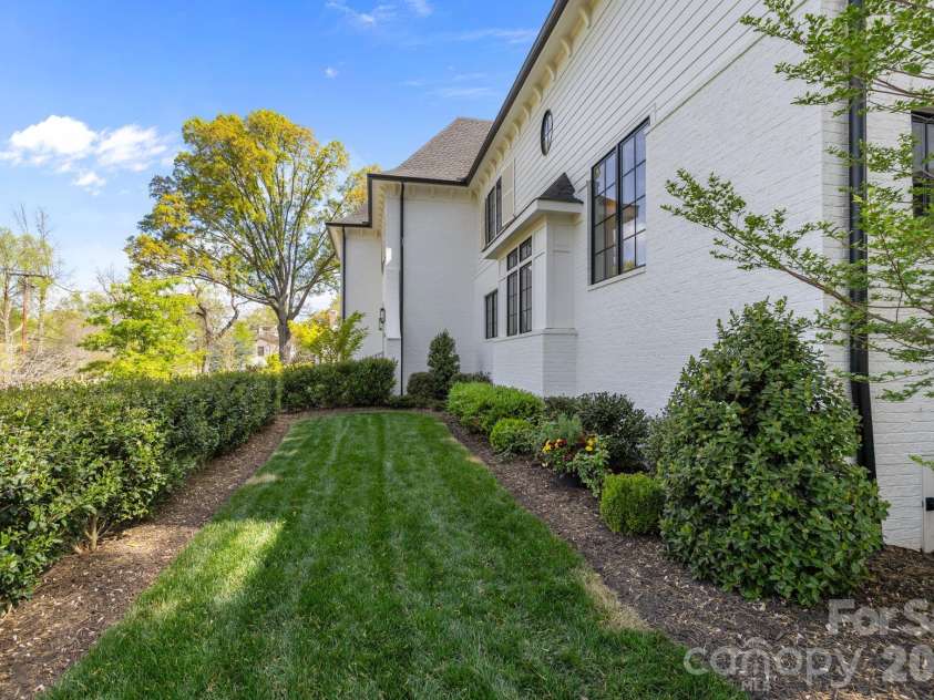 372 Hillside Avenue, Charlotte, NC 28209.  MLS# CAR4365456, YatesRealty ID 9739. 