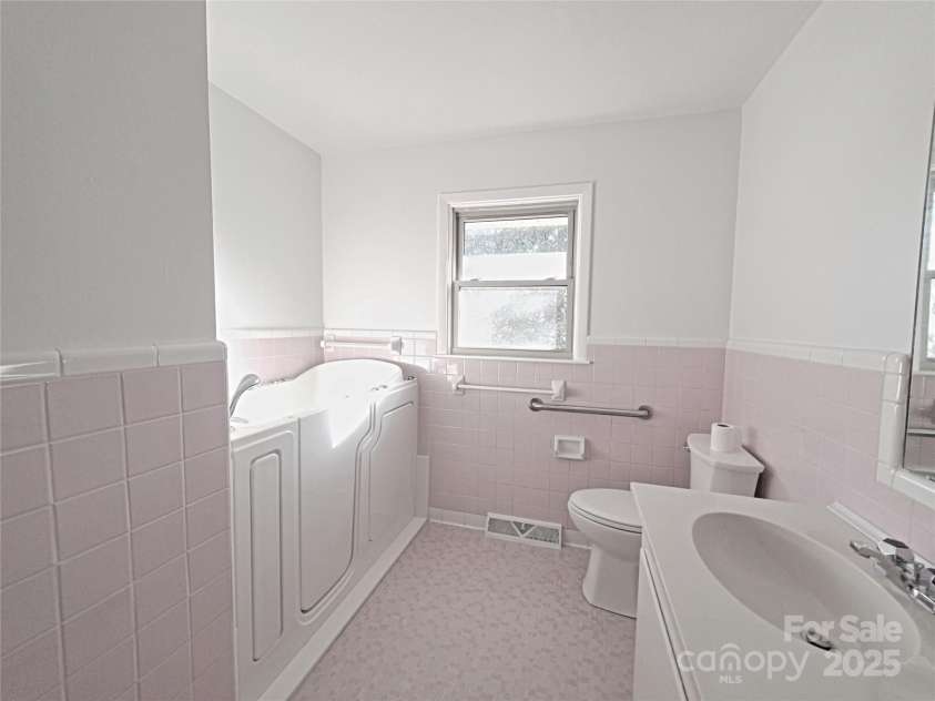 1303 Hunt Street, Shelby, NC 28152.  MLS# CAR4332225, YatesRealty ID 974. 