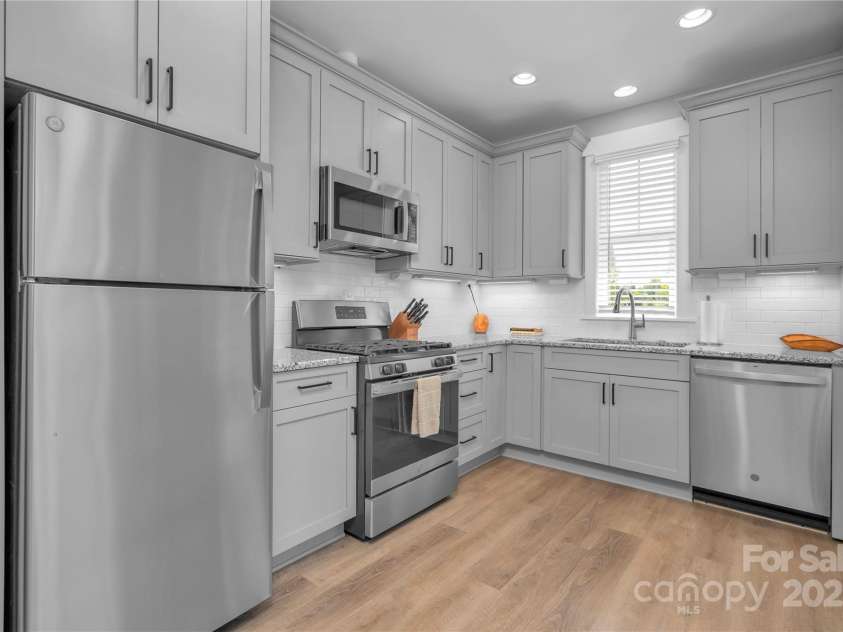 129 Ryleigh Dan Place, Mooresville, NC 28115.  MLS# CAR4222614, YatesRealty ID 9741. Apartment: Full Kitchen