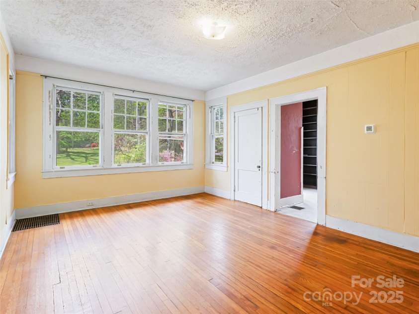 187 & 189 Pearson Drive, Asheville, NC 28801.  MLS# CAR4246914, YatesRealty ID 9743. 189 - Ample Dining Room