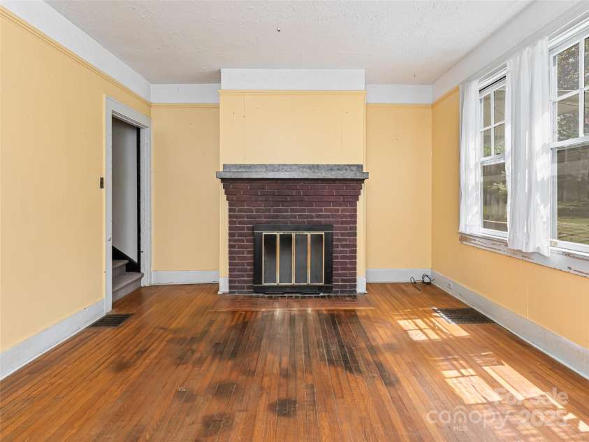 187 & 189 Pearson Drive, Asheville, NC 28801.  MLS# CAR4246914, YatesRealty ID 9743. 189 - Decorative fireplace